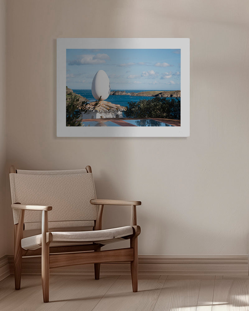 Art de paysage avec sculpture ovoïde en bord de mer