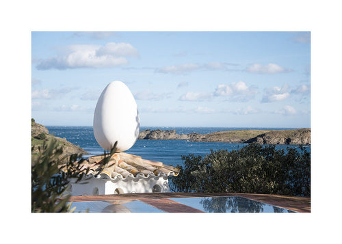 Landschaftskunst mit eiförmiger Skulptur am Meer