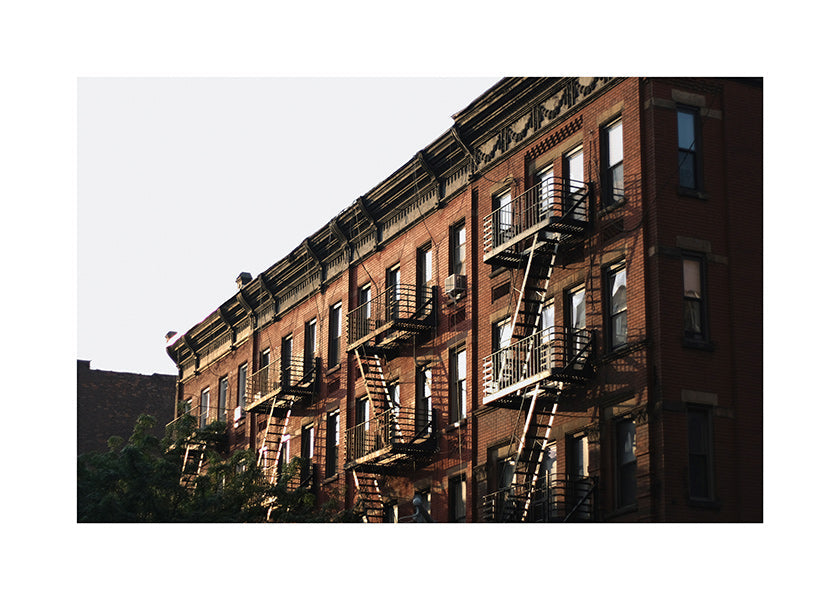 Reiseposter: New Yorker Brownstone-Fassade mit Feuertreppen