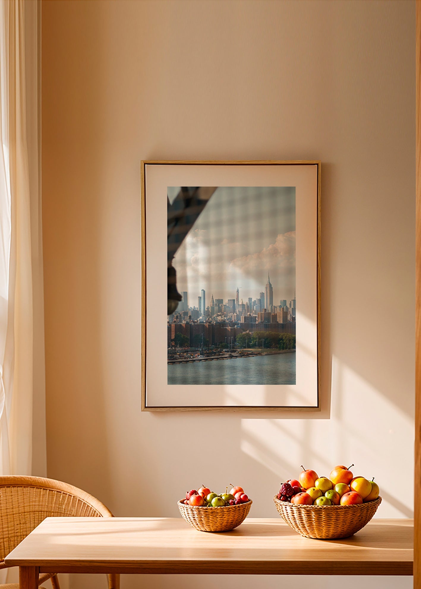 Stadtbild mit Skyline durch ein Fenster