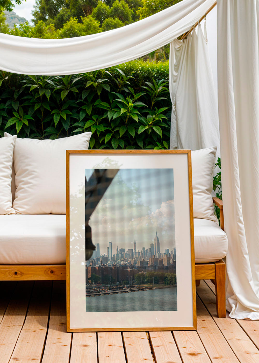 Stadtbild mit Skyline durch ein Fenster