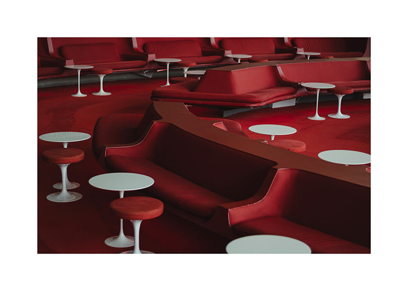 Rode lounge-foto met gebogen zitplaatsen