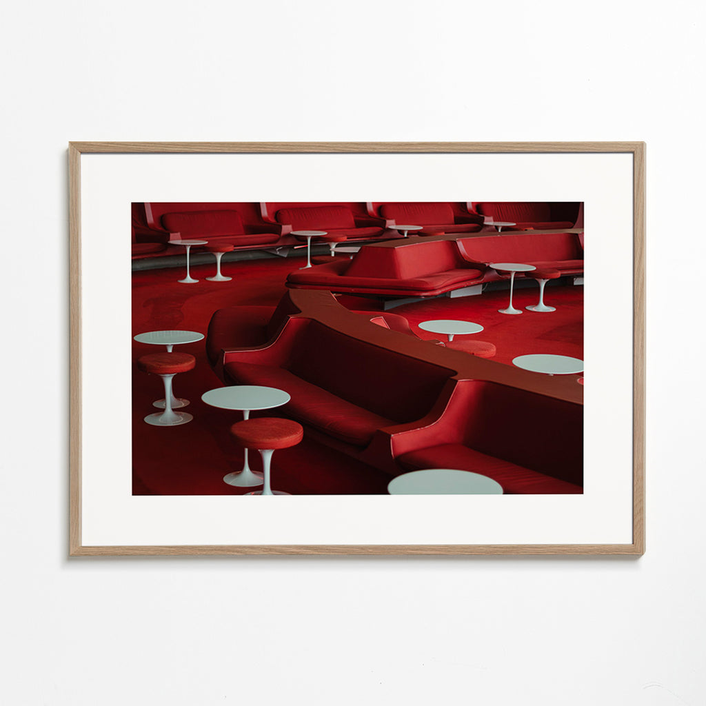 Rode lounge-foto met gebogen zitplaatsen
