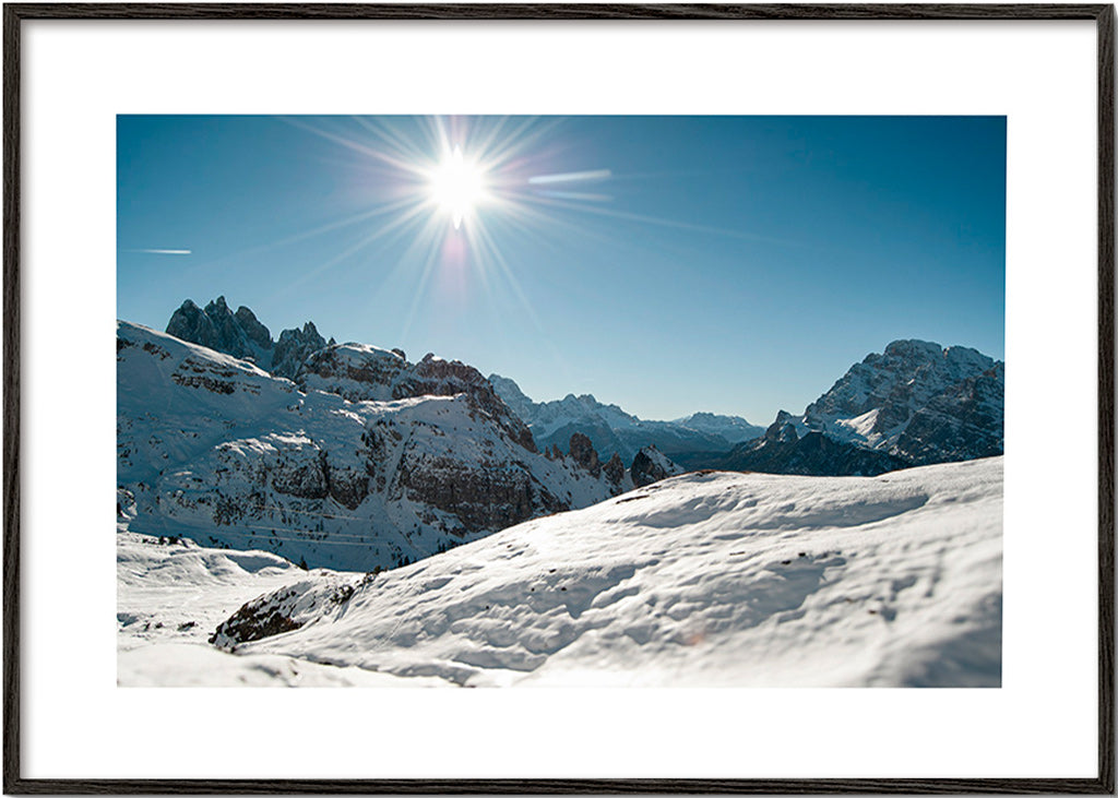 Landschaftskunst: verschneite Bergkette mit hellem Sonnenschein