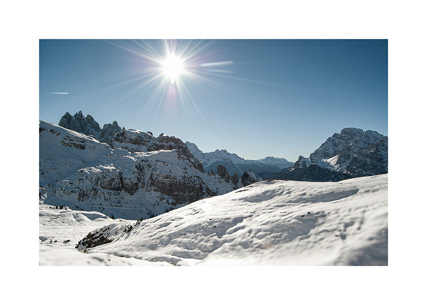 Landschaftskunst: verschneite Bergkette mit hellem Sonnenschein
