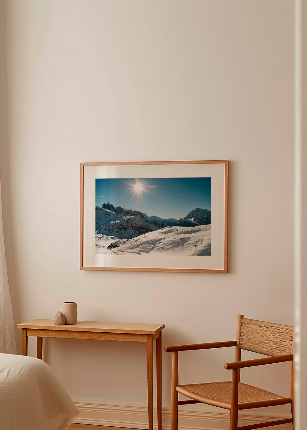 Landschaftskunst: verschneite Bergkette mit hellem Sonnenschein