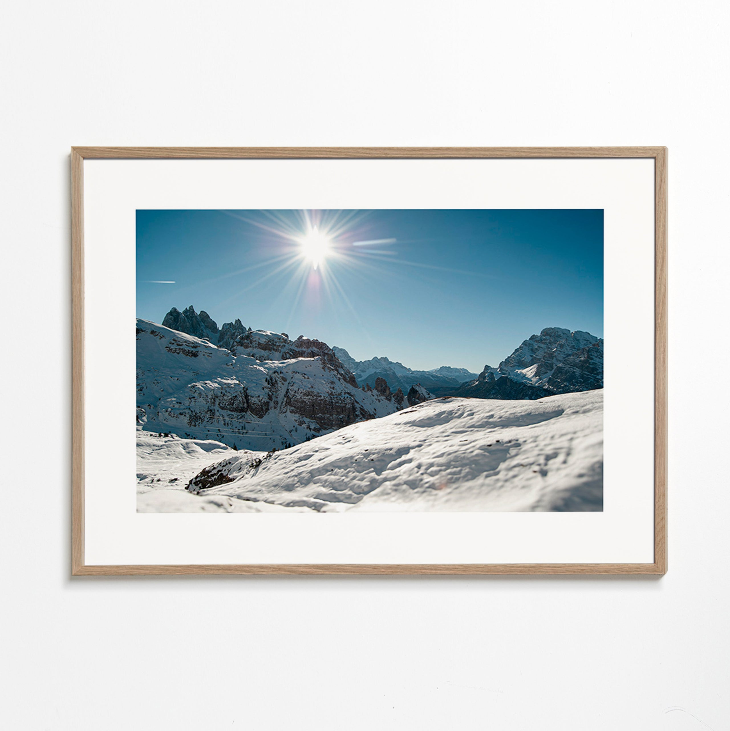 Landschaftskunst: verschneite Bergkette mit hellem Sonnenschein