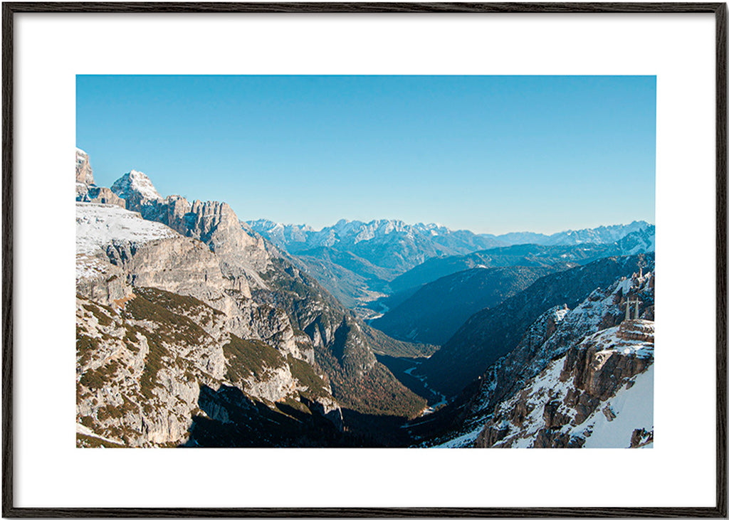Landschapsfoto van besneeuwde bergvallei