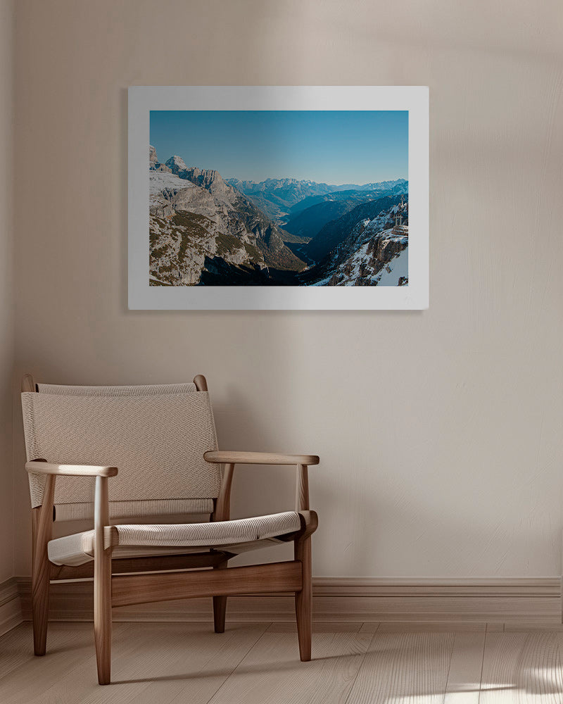 Landschapsfoto van besneeuwde bergvallei