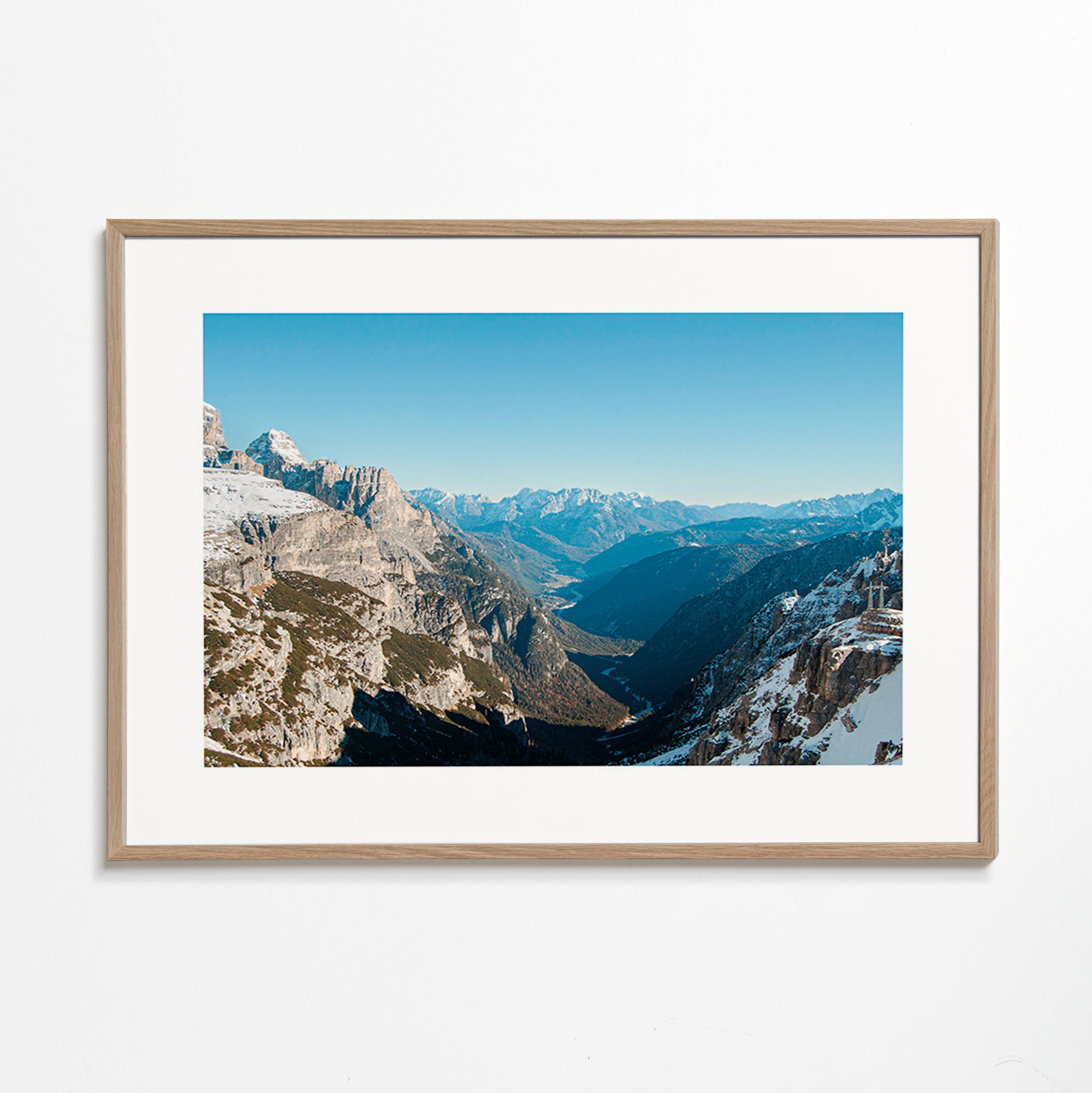 Landschapsfoto van besneeuwde bergvallei