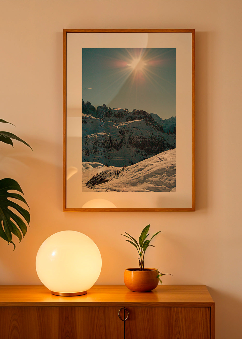 Küstenlandschaft: verschneite Gipfel mit strahlender Sonne