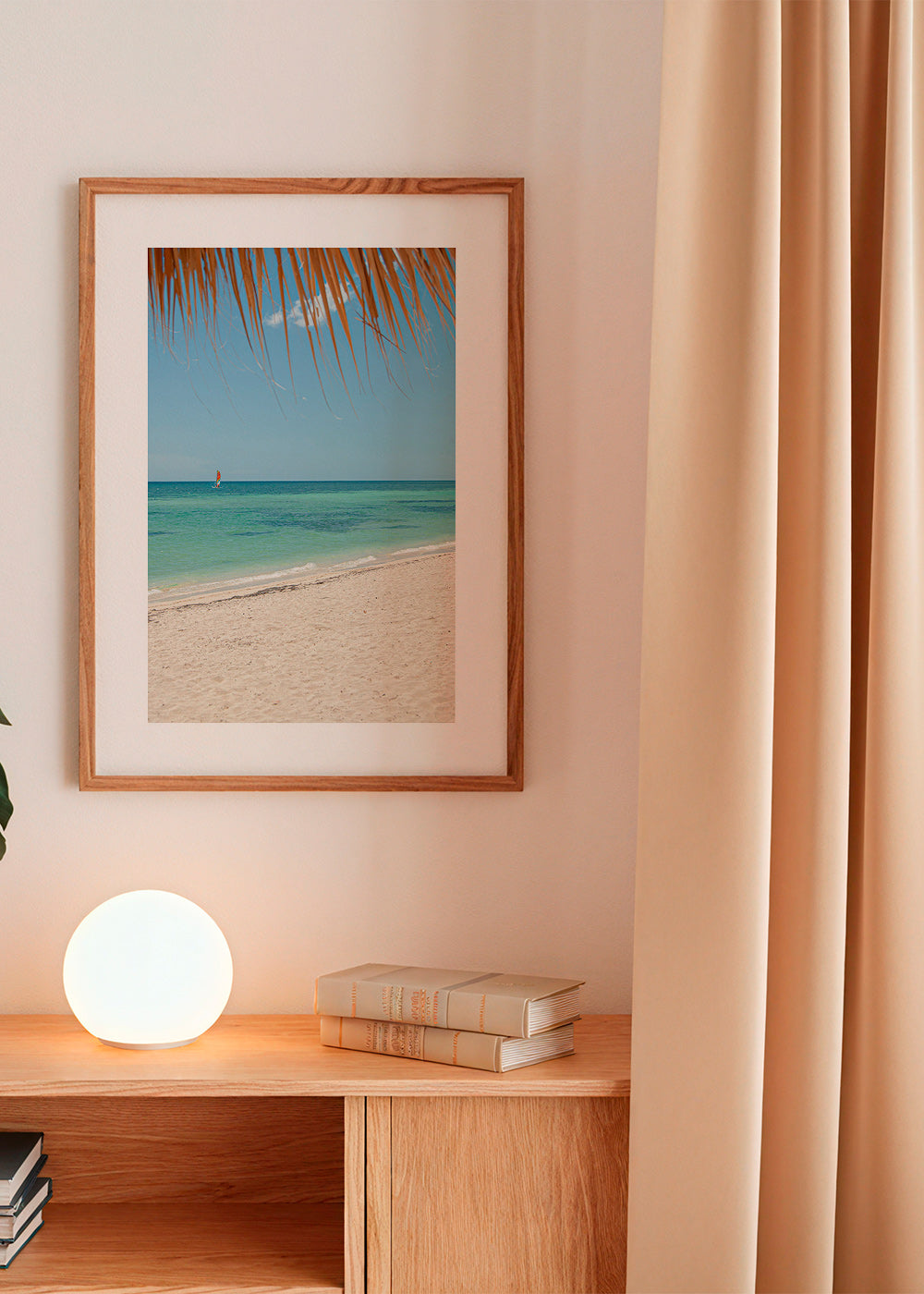 Landschaftsbild: karibischer Strand mit Palme