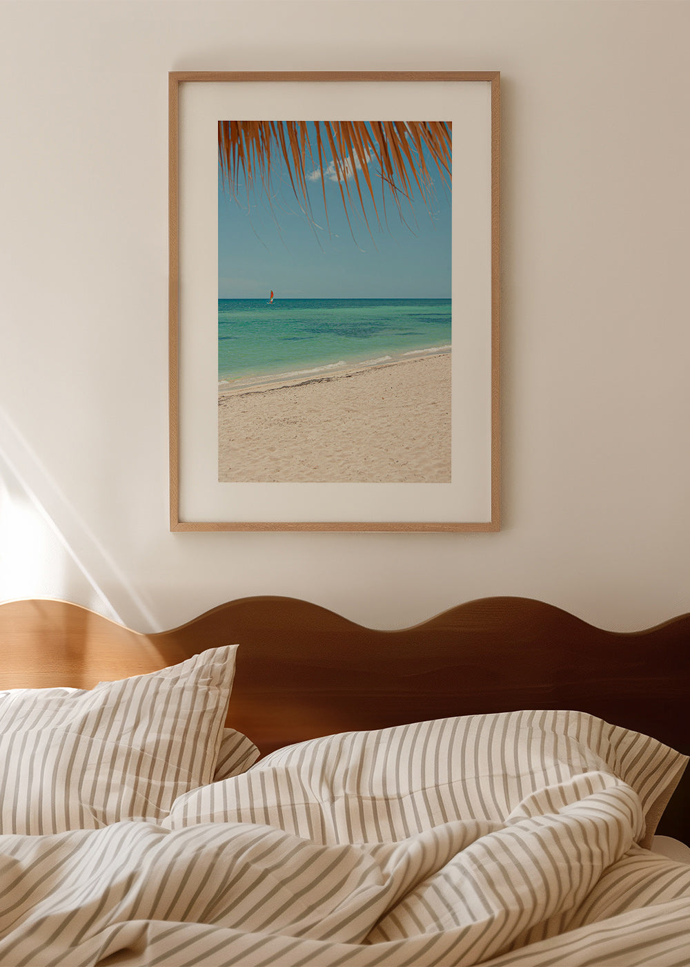 Landschaftsbild: karibischer Strand mit Palme