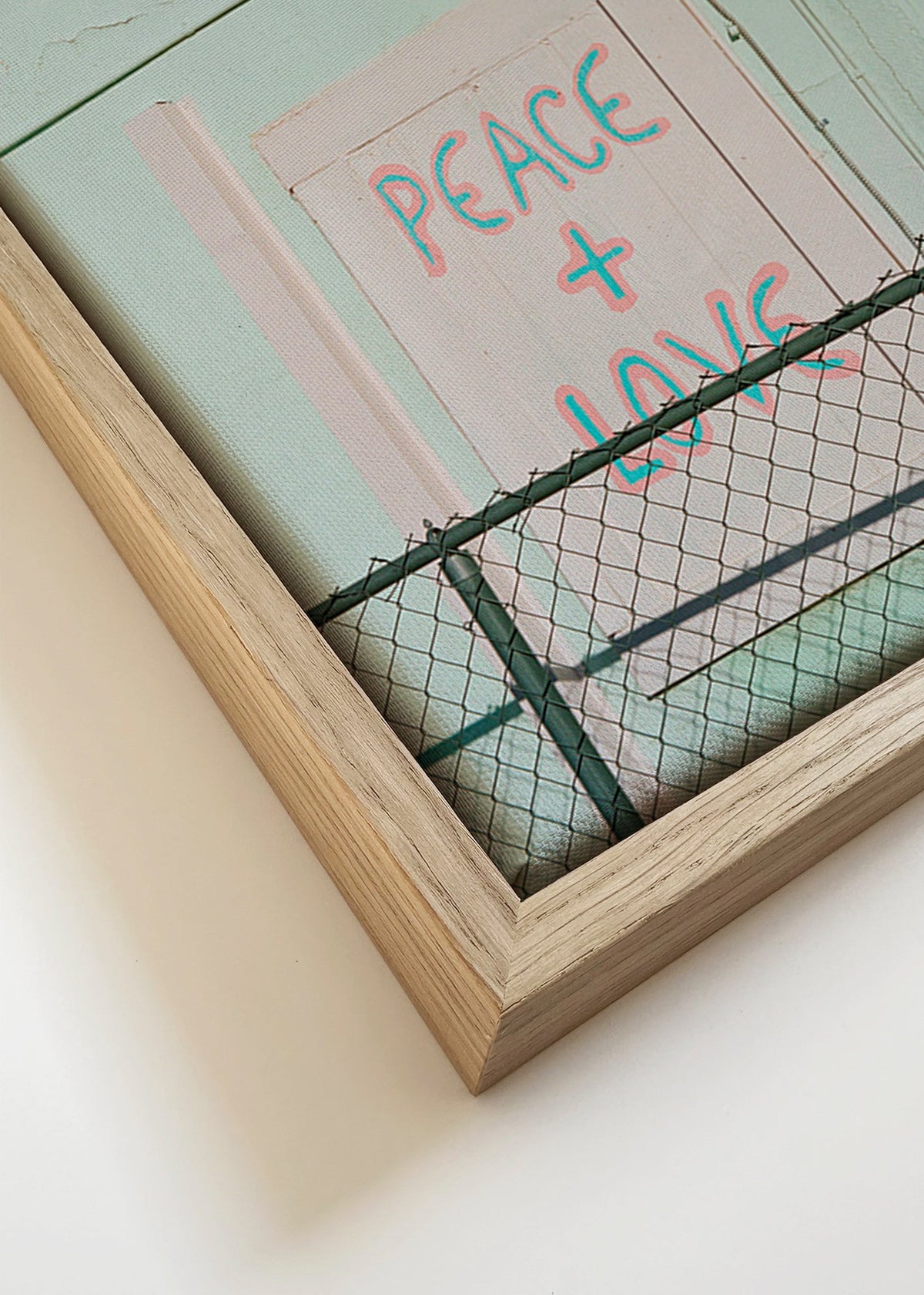 Fotografie van gevel met Peace + Love-graffiti – Canvas detail