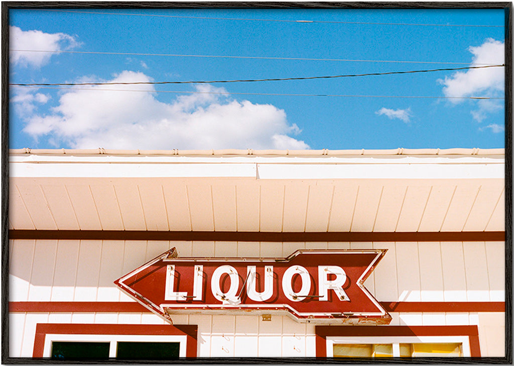 Vintage foto bord 'LIQUOR' tegen blauwe lucht – Black Frame