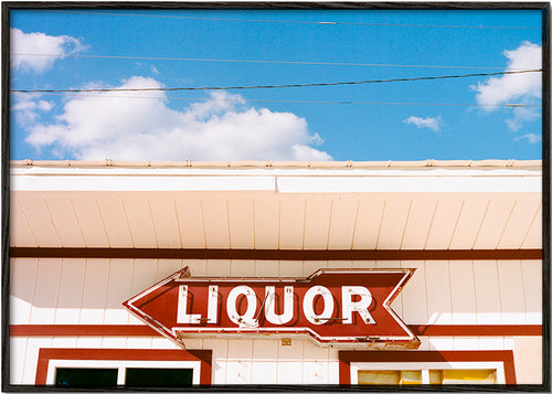 Vintage foto bord 'LIQUOR' tegen blauwe lucht – Black Frame