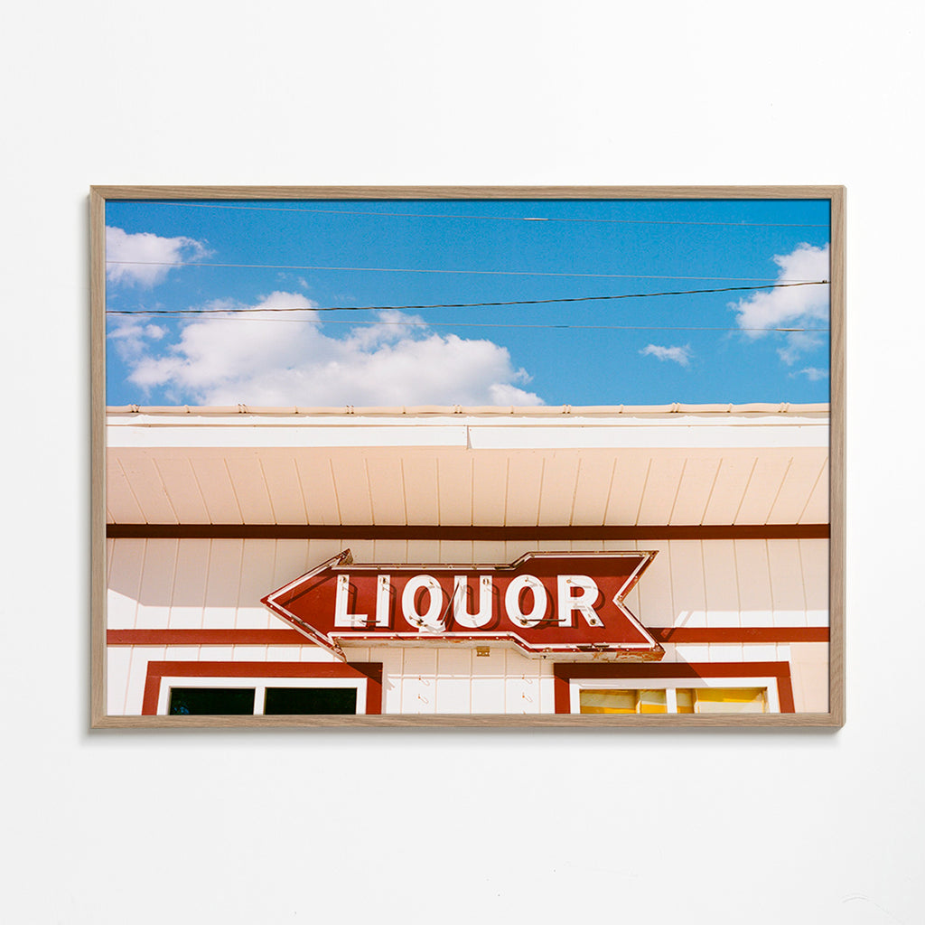 Vintage foto bord 'LIQUOR' tegen blauwe lucht – Oak Frame