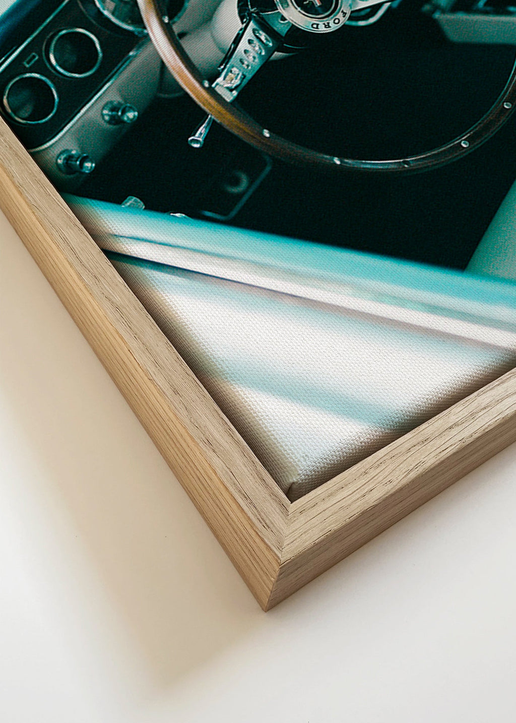 Vintage foto met houten stuurwiel op de voorgrond – Canvas detail
