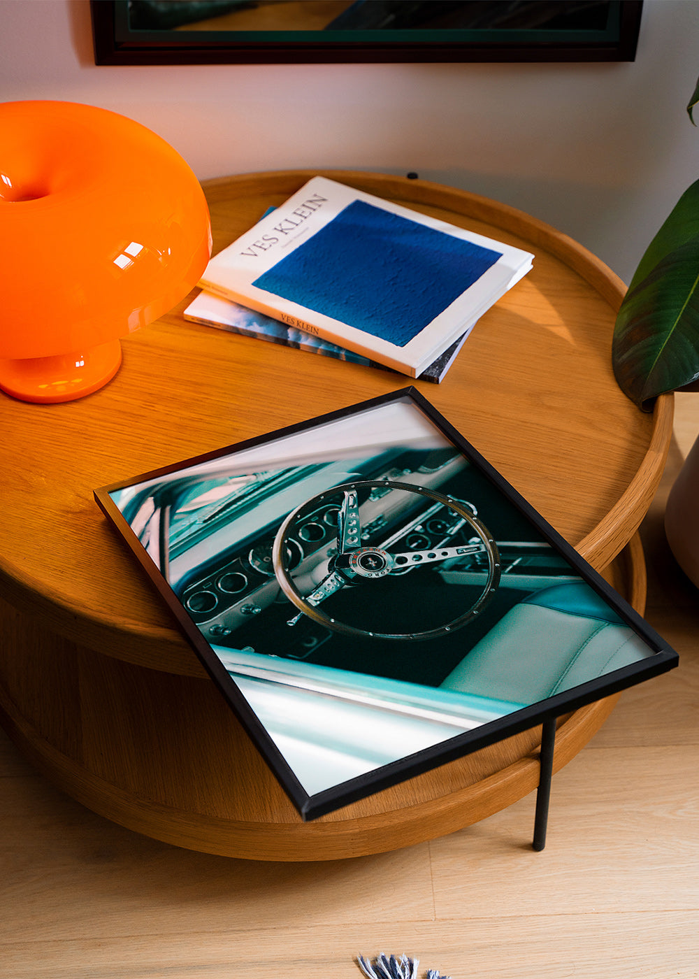 Vintage foto met houten stuurwiel op de voorgrond – Product1