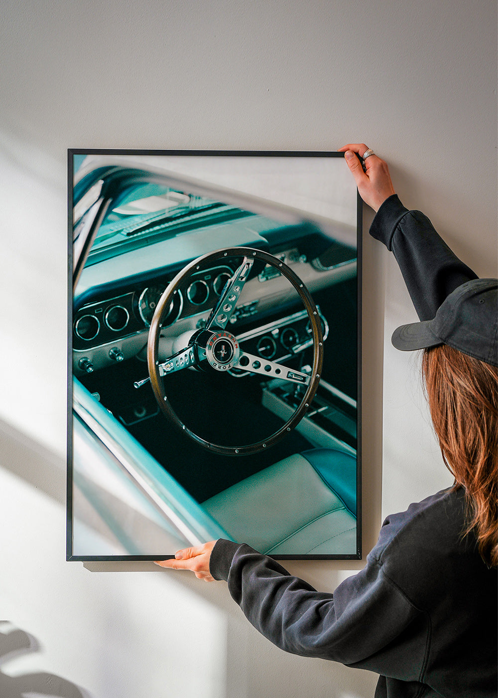 Vintage foto met houten stuurwiel op de voorgrond – Product2