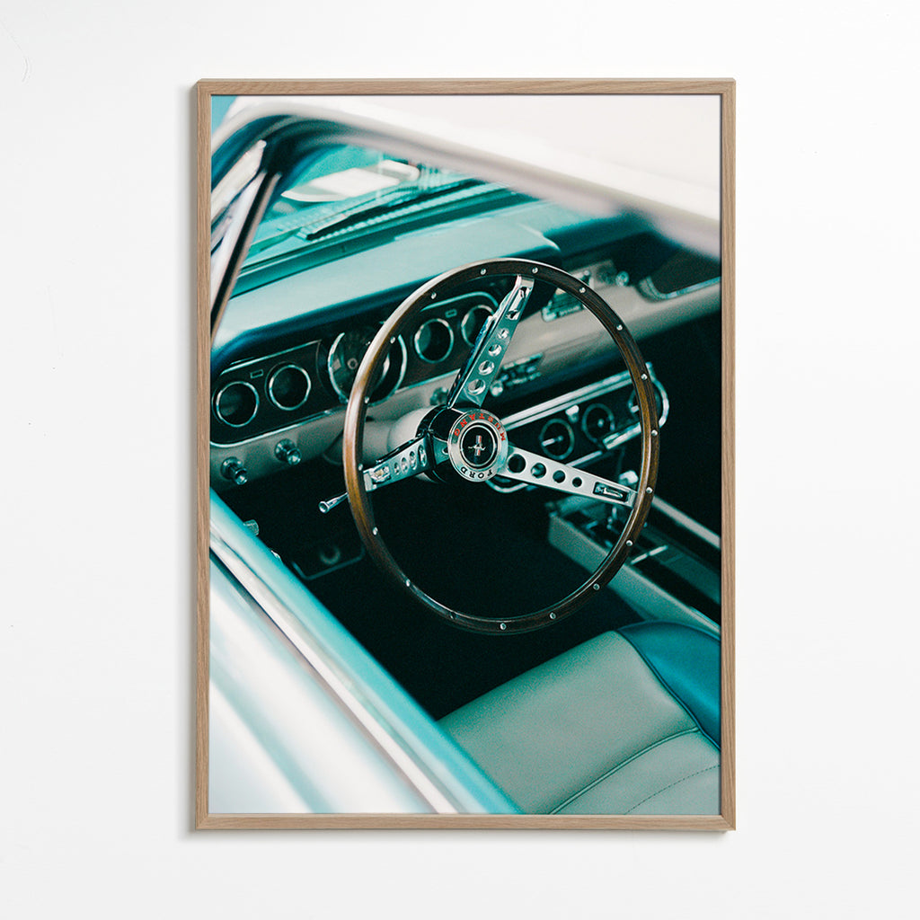 Vintage foto met houten stuurwiel op de voorgrond – Oak Frame