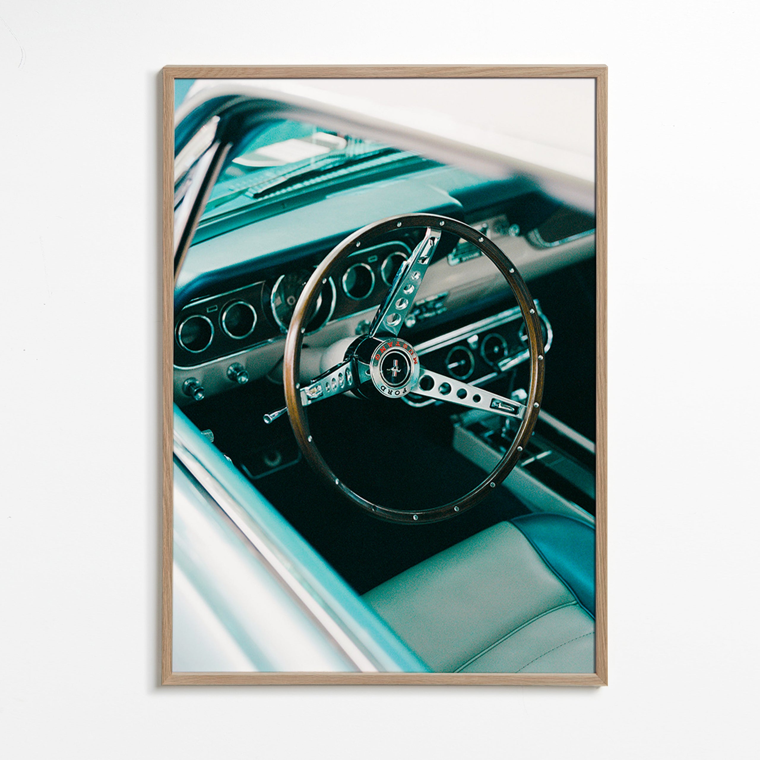 Vintage foto met houten stuurwiel op de voorgrond – Oak Frame