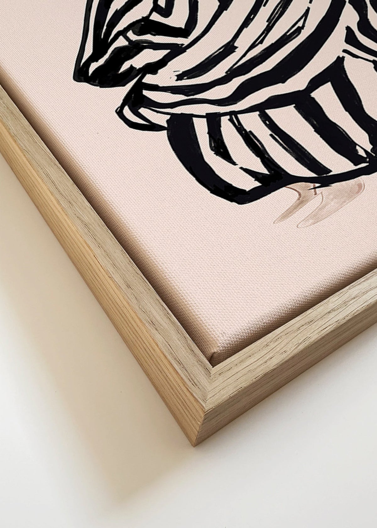 Illustratie van zittende vrouw met opvallende strepen – Canvas detail
