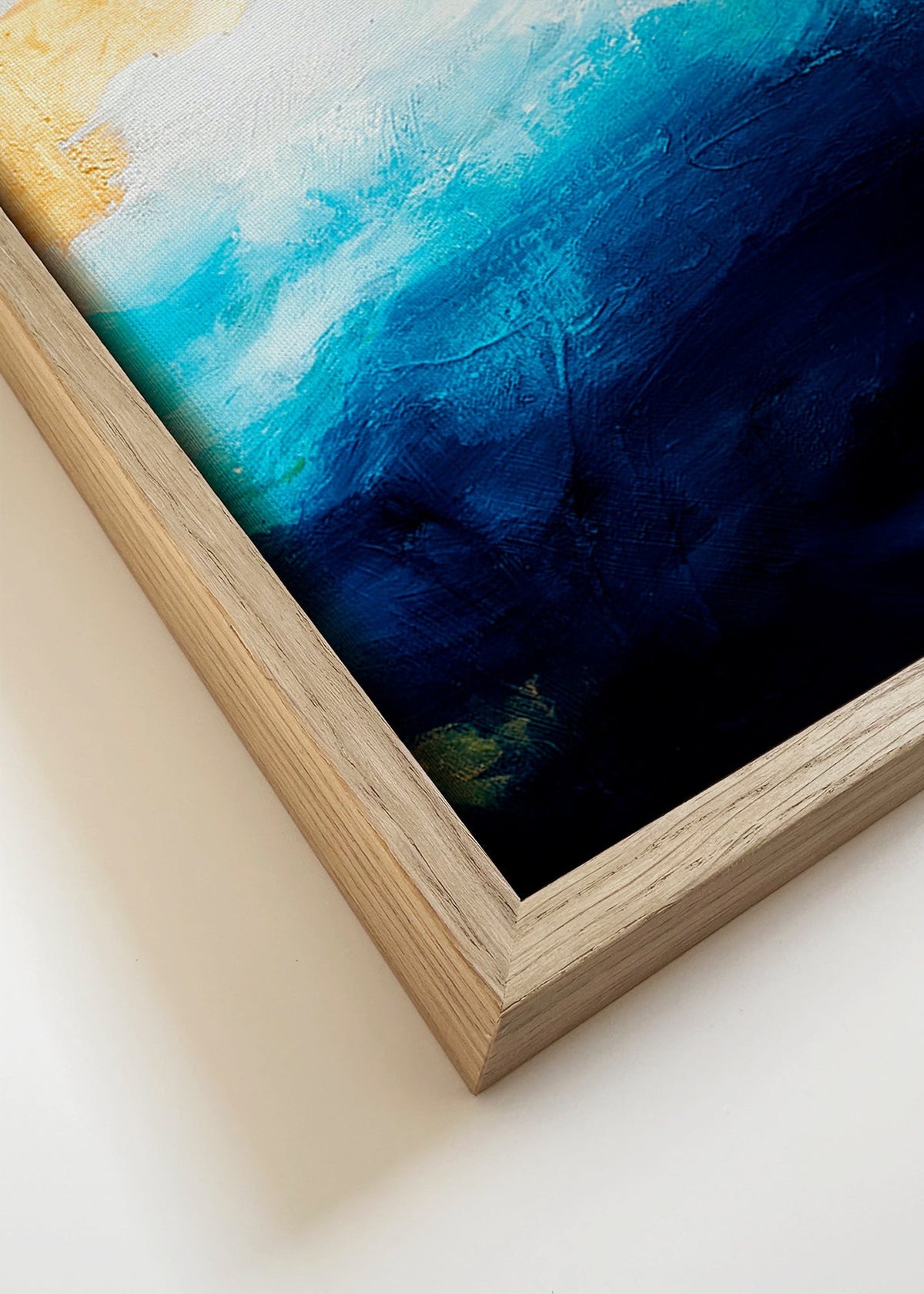 Abstract zee-schilderij in blauw met gouden accenten – Canvas detail