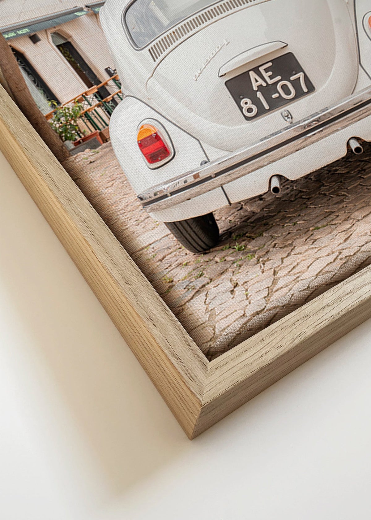 Stadtbild mit klassischem Auto auf Kopfsteinpflaster – Canvas detail
