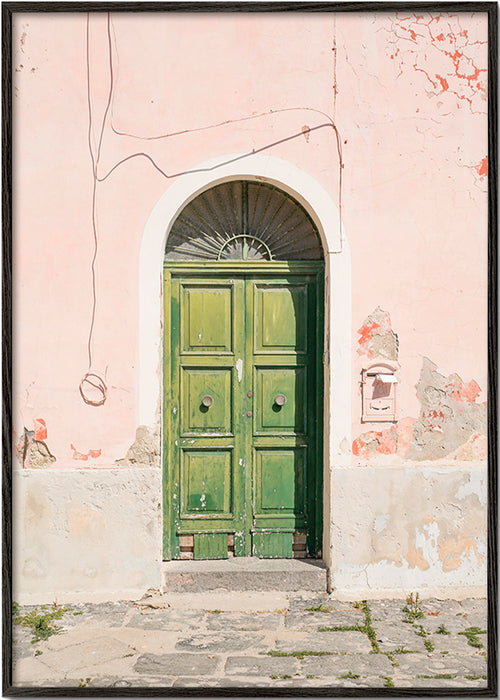 Keuken kunst: groene deur in roze gevel – Black Frame