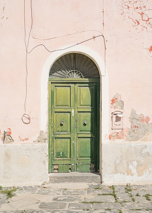 Keuken kunst: groene deur in roze gevel