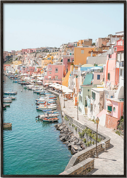 Reisposter Procida haven pastelkleurige huizen – Black Frame