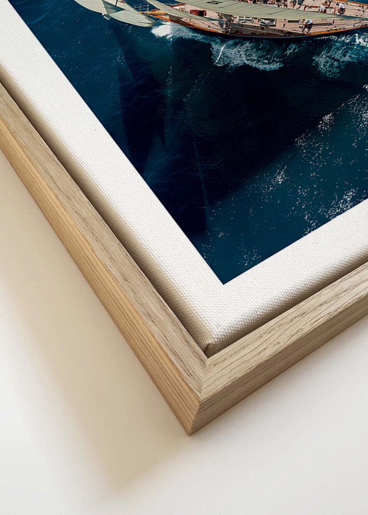 Fotografie van klassieke zeilboot in wedstrijd – Canvas detail