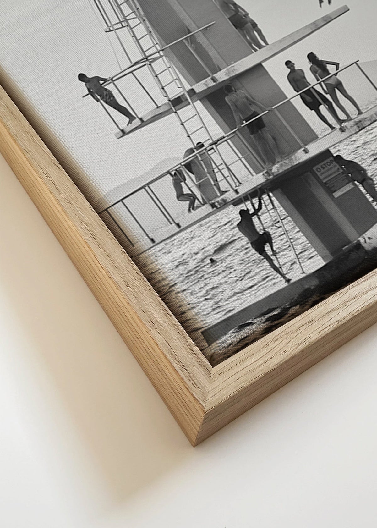 Fotografie van duikplank aan de kust – Canvas detail