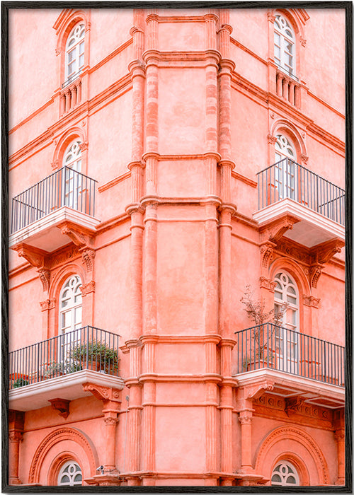 Stadsprint: roze gevel met balkons – Black Frame