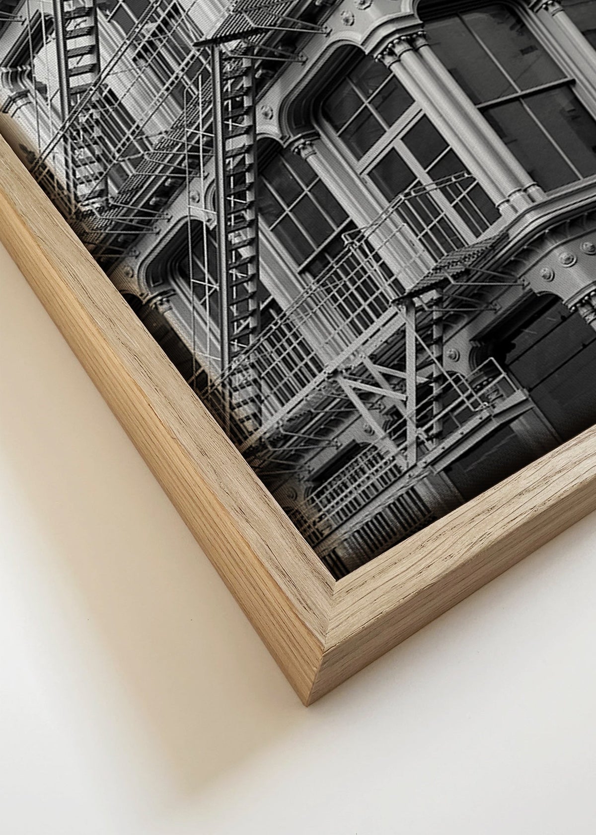 Fotografie van stedelijke hoek met brandtrap – Canvas detail