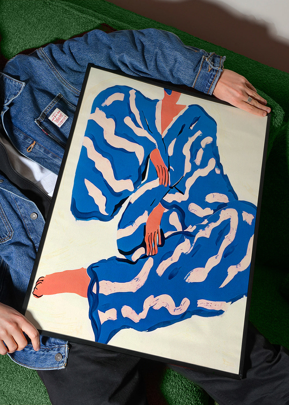 Illustratie van zittend figuur in blauwe mantel – Product1