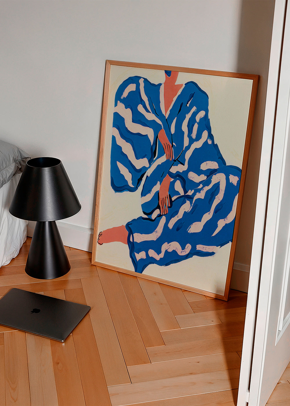 Illustratie van zittend figuur in blauwe mantel – Product3
