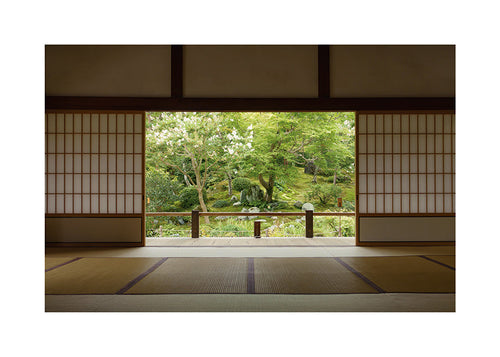 Rustgevend design met uitzicht op Japanse tuin binnen