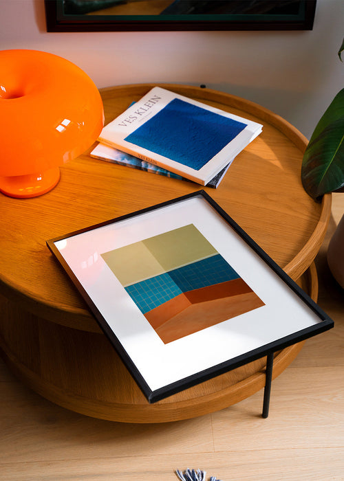 Minimalistisch design: hoek met blauwe tegels en terracotta vloer – Product1