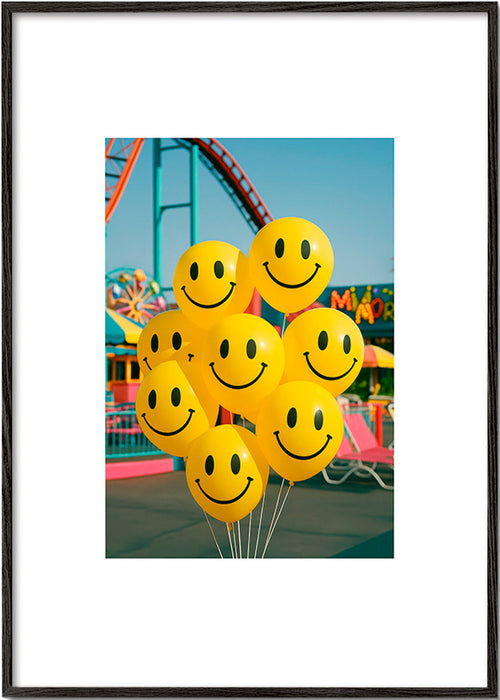 Fotografie van glimlachballonnen op de kermis – Black Frame
