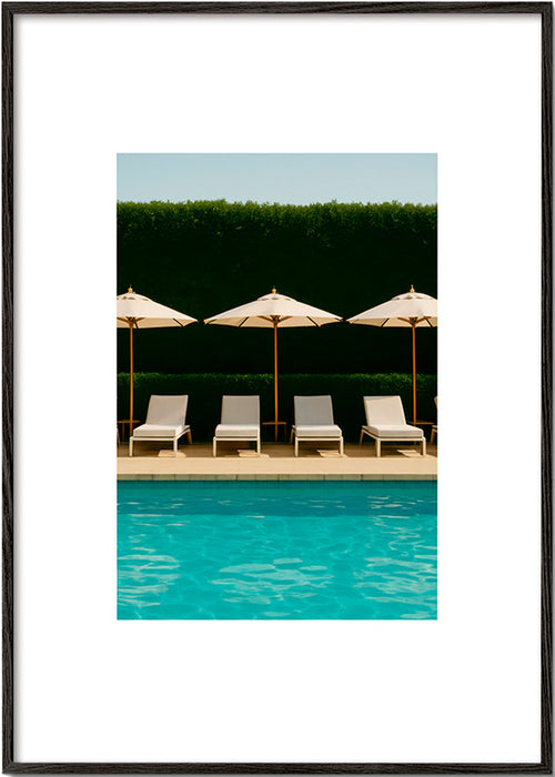 Fotografie van zwembad met parasols en strakke lijnen – Black Frame