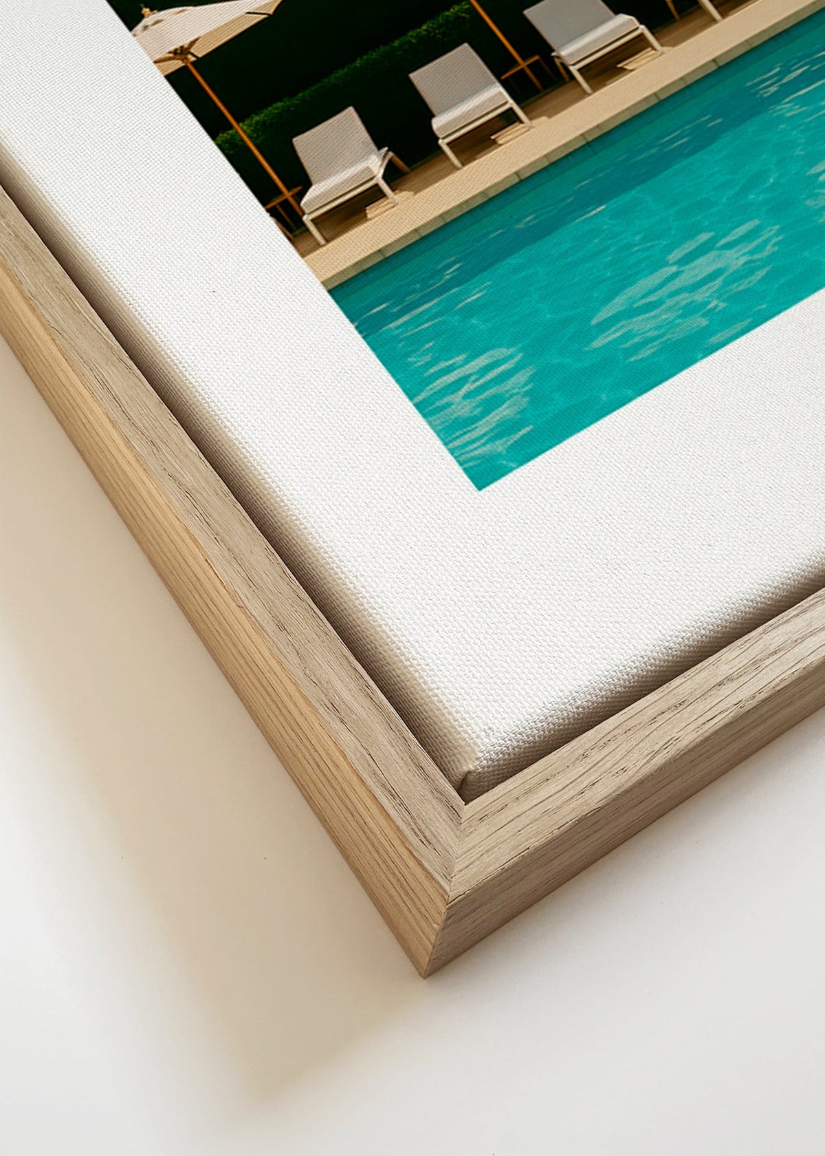 Fotografie van zwembad met parasols en strakke lijnen – Canvas detail