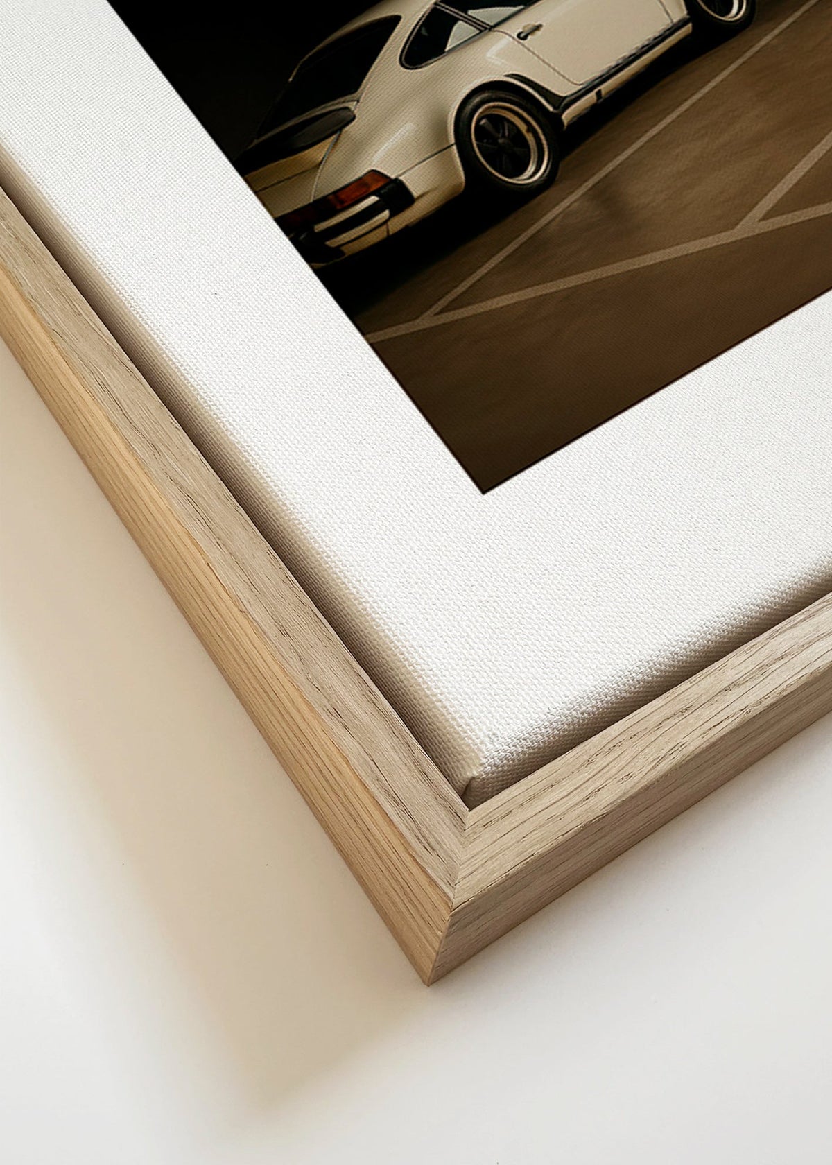 Fotografie van klassieke auto in nachtelijke garage – Canvas detail