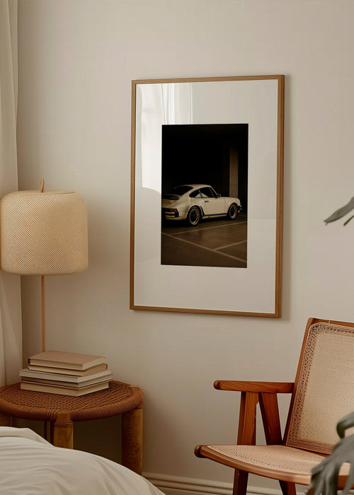 Fotografie van klassieke auto in nachtelijke garage – Product1