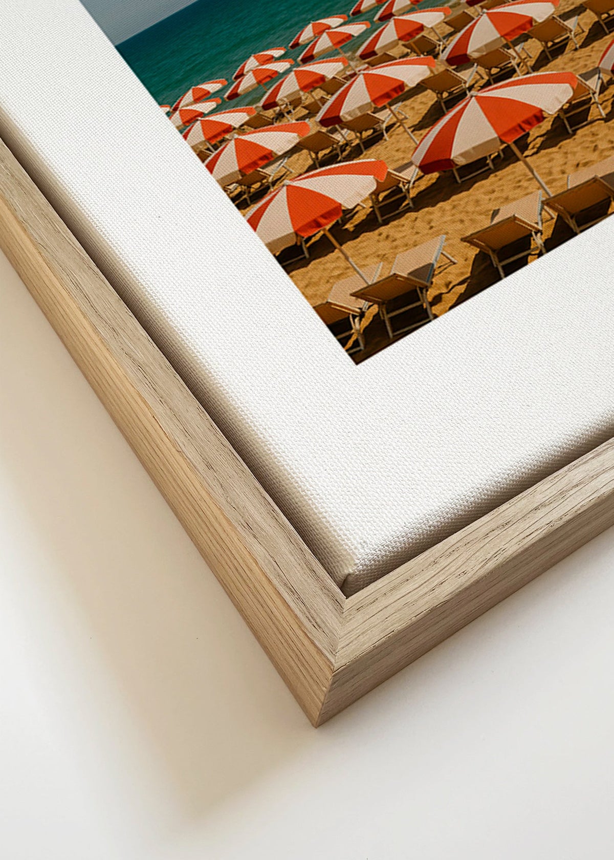 Landschapskunst met rode strandparasols – Canvas detail