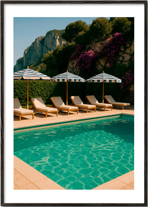 Fotografie van zwembad met gestreepte parasols – Black Frame