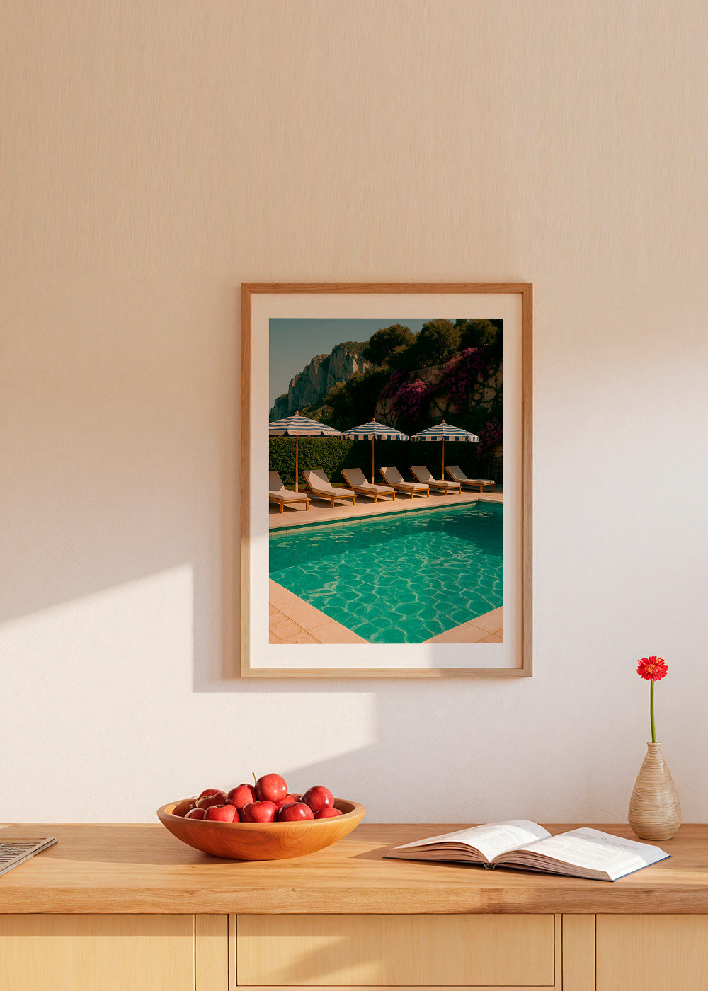 Fotografie van zwembad met gestreepte parasols – Product1