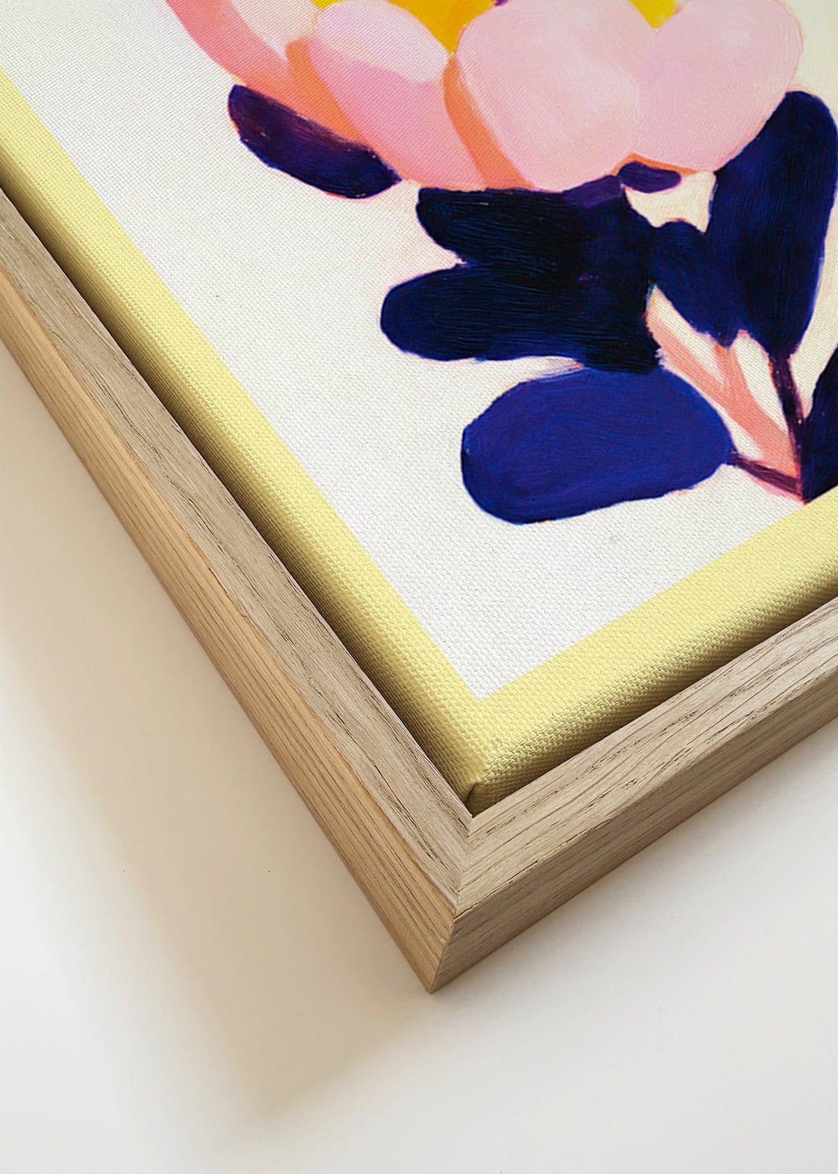 Botanische print: roze bloem met diepblauwe bladeren – Canvas detail