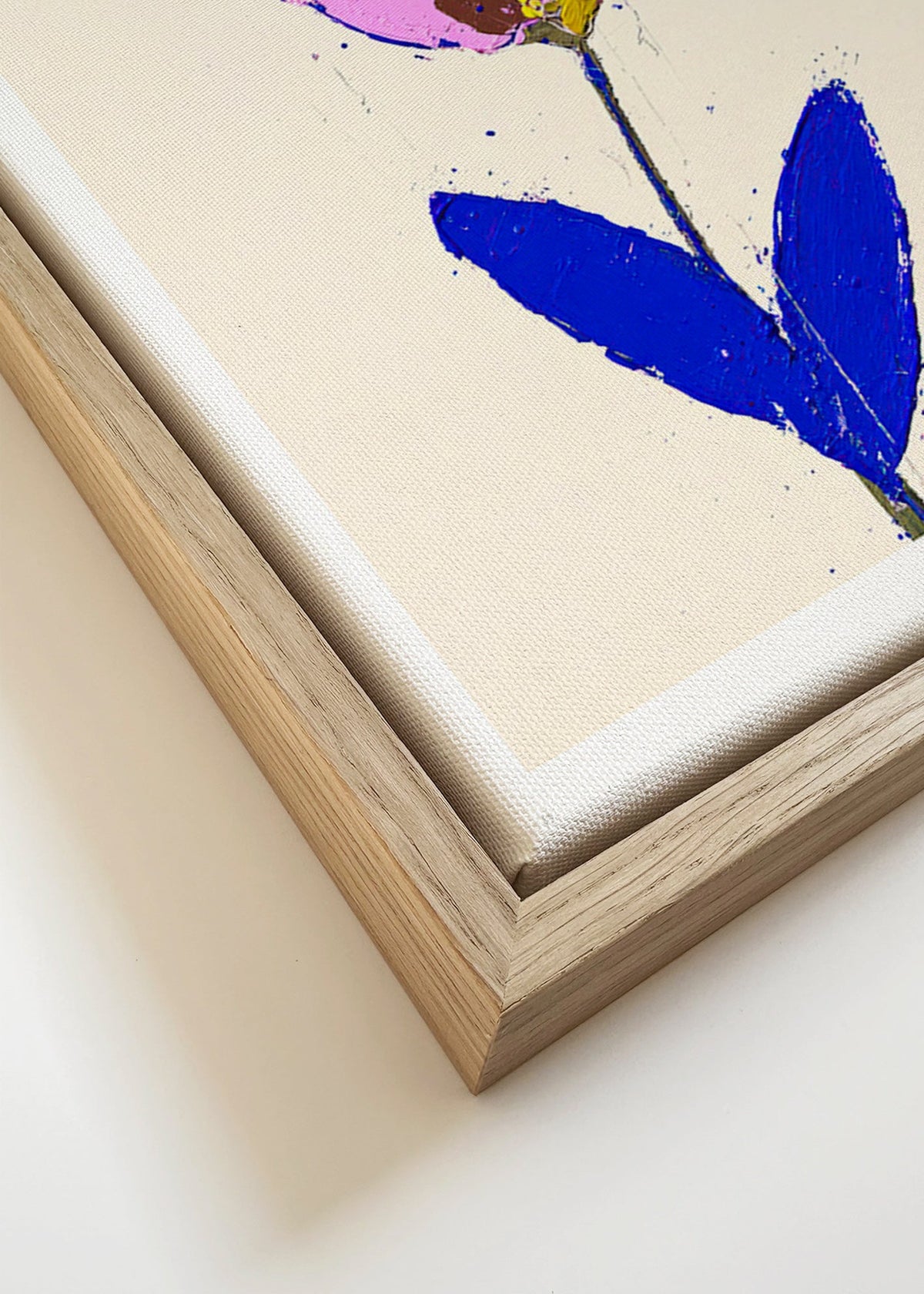 Botanische print met violet bloem en blauw blad – Canvas detail